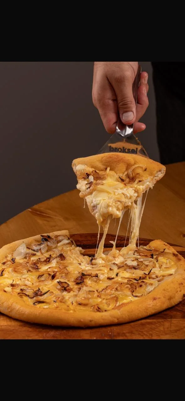 Porción de fugazzeta BIGA con cebolla y queso fundido
