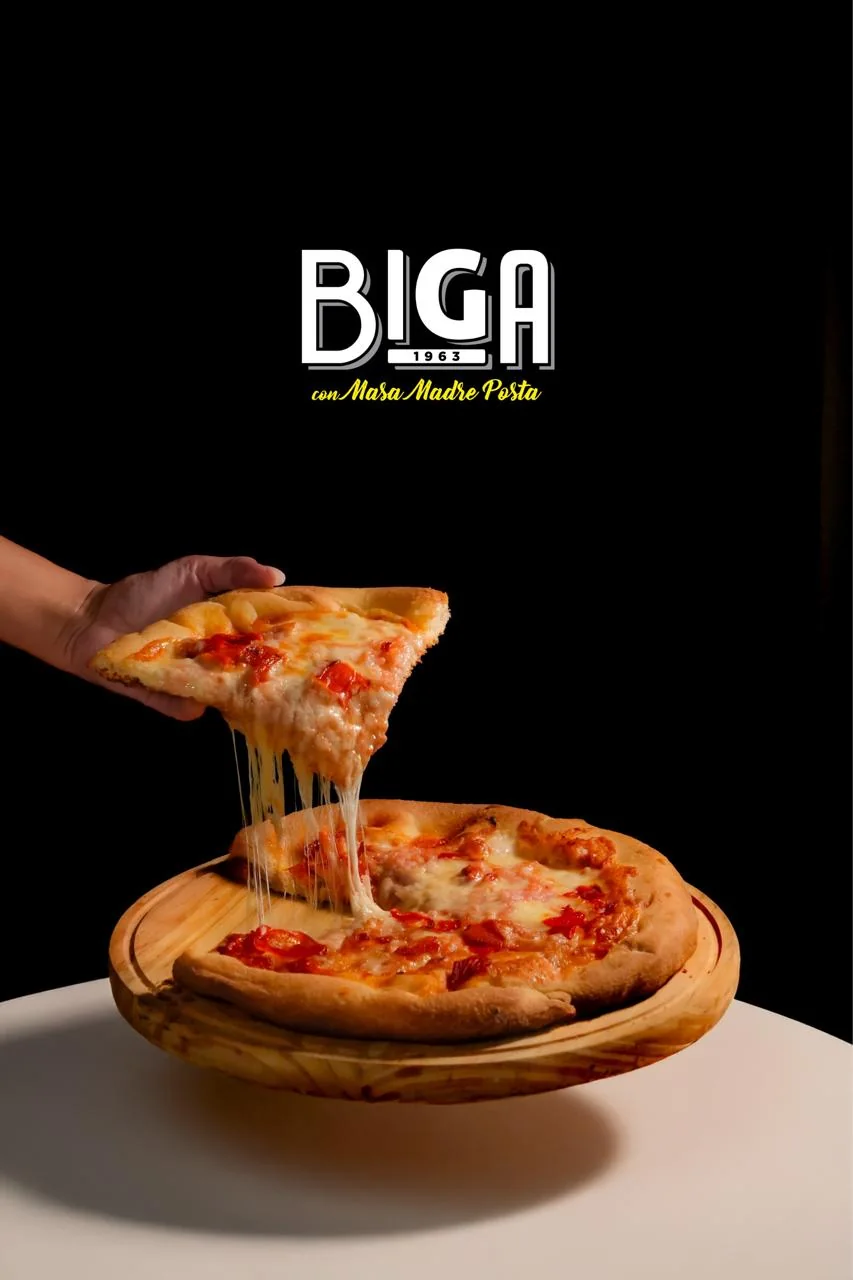 Pizza de jamón y morrón BIGA sobre una tabla de madera