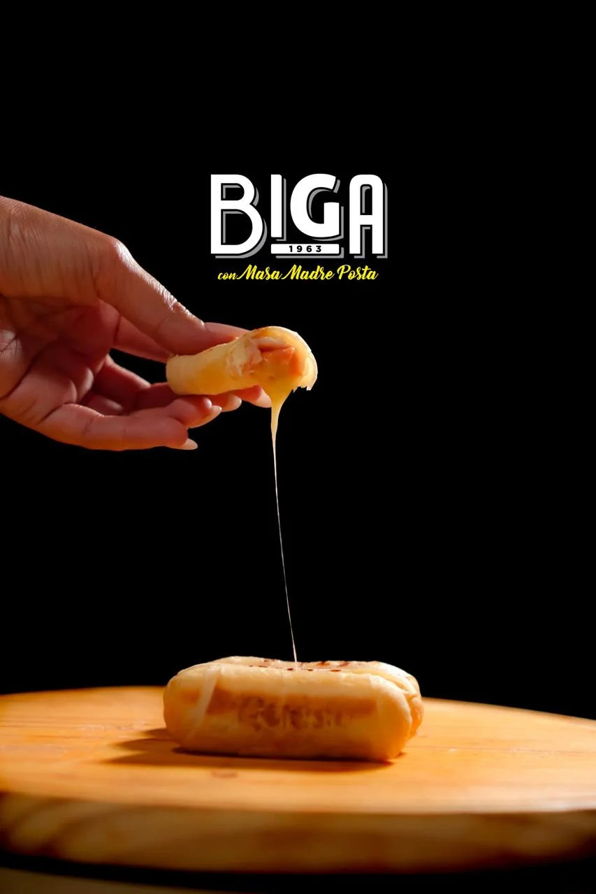 Tequeño BIGA de jamón y queso abierto, con el queso hilando